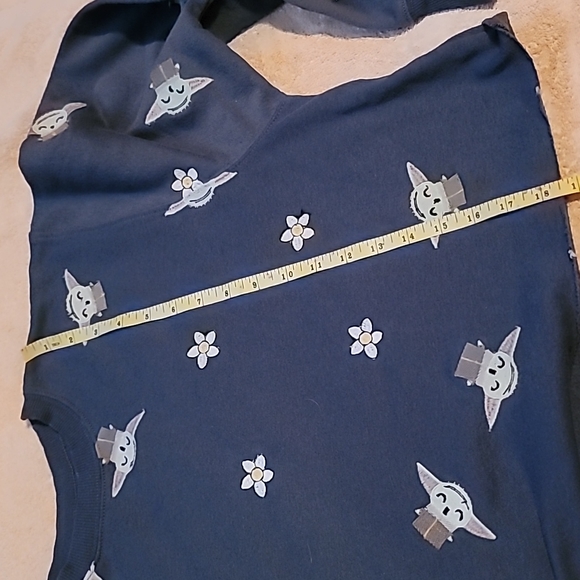 STUNNING CROP MANDALORIAN THE CHILD EMBROIDED CREWNECK - Picture 6 of 8